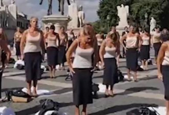 意大利航空公司前空姐集体“脱衣”抗议