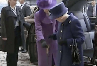 岁月不饶人 英国女王在王室活动中用拐杖了…