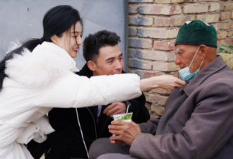 范冰冰远赴新疆做公益，给老人亲手喂糖