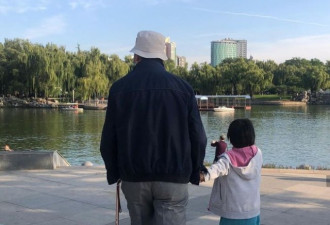 汤唯带女儿回京，Summer扶外公逛公园