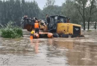 山西暴雨1.5万人转移 这一幕该上热搜了