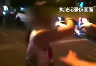 醉酒女子违法骑行 当街撒泼撕钞票打交警