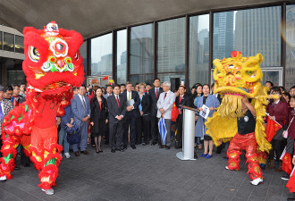 多伦多市政厅升起五星红旗庆祝中国国庆
