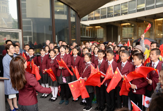 多伦多市政厅升起五星红旗庆祝中国国庆