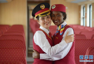 非洲列车乘务员跟中国老师学礼仪