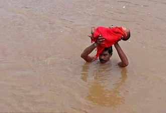 父亲“高举”女儿去看病，在洪流中跋涉2小时