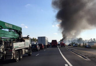 Hwy400多车事故 大货车起火