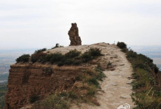 明长城“月亮门”倒塌 官方回应大风吹的