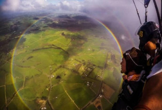 美哭!两个小伙伴5000米高空看到360度彩虹圆环