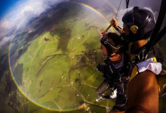 美哭!两个小伙伴5000米高空看到360度彩虹圆环