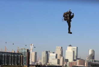 现实版钢铁侠!男子穿喷气衣飞上30米高空