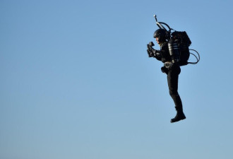 现实版钢铁侠!男子穿喷气衣飞上30米高空