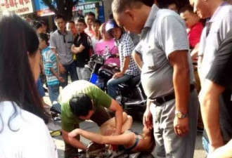 女子穿长裙坐摩托结果出事了 场面非常尴尬