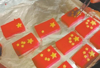 成都聋哑妹子自制国旗饼干 5天卖了近5千元
