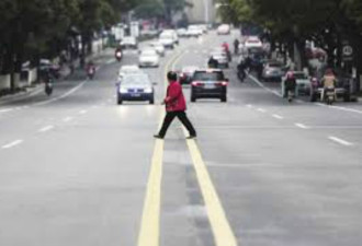 惨！中国女子来美国探亲 横穿马路被撞死