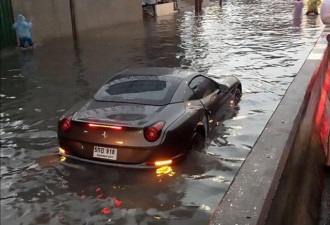 泰国暴雨致曼谷全城被淹 百万级豪车“泡汤”