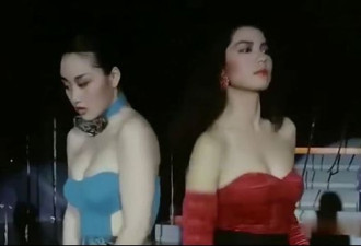 90年代香港女星舞台表演,穿这种衣服上台很大胆