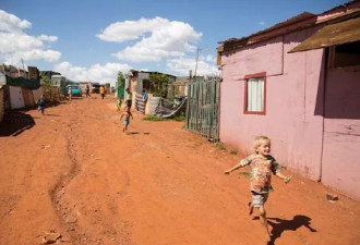 南非白人贫民窟：活在社会最底层 靠黑人施舍