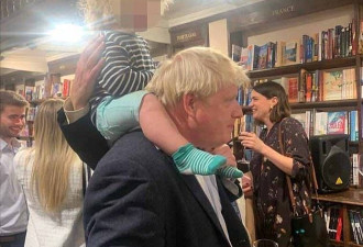 英国首相带娃出街太可爱！金毛发型亮了
