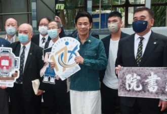 59岁杜德伟自曝想生二胎！现身母校健壮似小伙