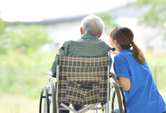 加拿大打工到60岁养老每月才1000 不敢退休带孙