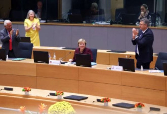 默克尔告别欧盟 欧盟领导人赠予特别礼物