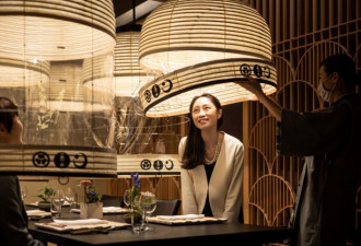 日本餐厅吃饭放防疫灯笼罩：疯了吗？