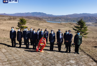 中国驻朝大使馆人员赴长津湖祭奠志愿军烈士