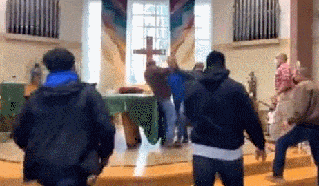 美国男子不戴口罩挑衅神父被信徒群殴抬出教堂
