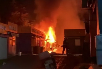 青岛大学小吃街发生爆炸 整条街都烧起来