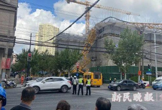 上海一工地塔吊轰然倾倒：司机死亡 路人受伤