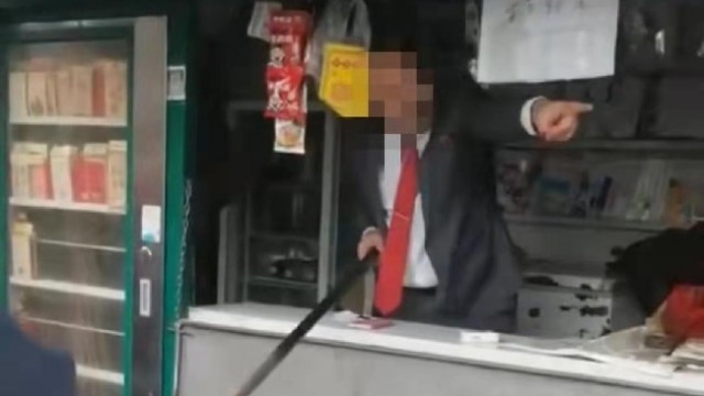 便衣城管当街持棍抽打老人砸店铺?四川南充?方已介入_凤凰网