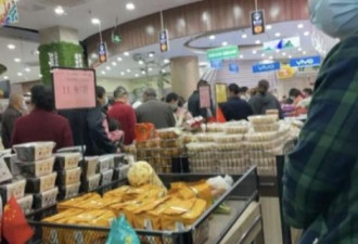 中国备战恐慌发酵 大批市民排队抢购物资