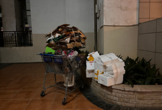 深圳高档小区里，捡废品的老年人