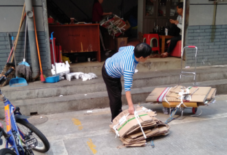 深圳高档小区里，捡废品的老年人