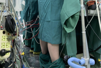 照片疯传：医生正做手术，然后裤子掉了…