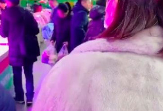 王小利孙子曝近照，头发浓密越长越漂亮