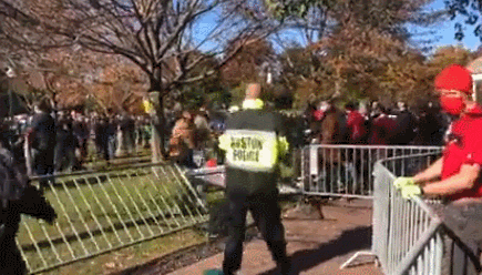 波士顿两伙示威者发生混战：双方厮打互殴