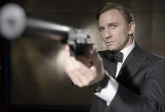 克雷格告别007：史上最强邦德 曾带女王跳飞机