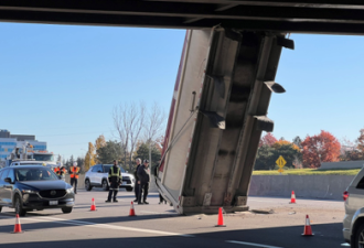 垃圾车在渥太华高速车厢从桥上坠落