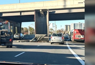 渥太华卡车撞桥截停高速，吓坏其他司机