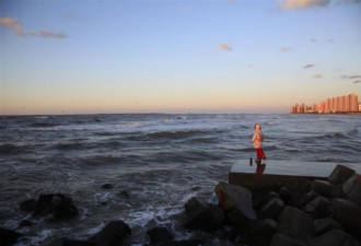 海边拍日落时轻生女孩入镜 照片录施救全程