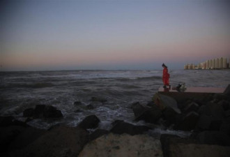 海边拍日落时轻生女孩入镜 照片录施救全程