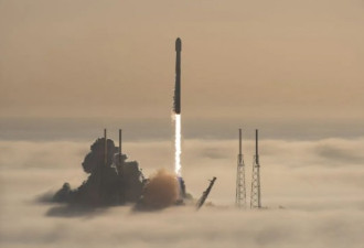 美翻了！SpaceX火箭浓雾中升空