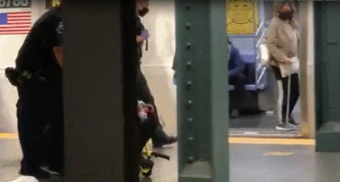 美亚裔女子地铁遭抢劫被推下铁轨头破血流