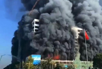 绍兴一公司建筑工地起火 整栋楼被浓烟吞噬