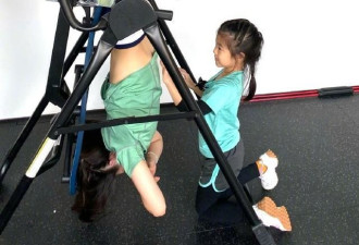 章子怡与女儿做瑜伽 醒醒高抬腿