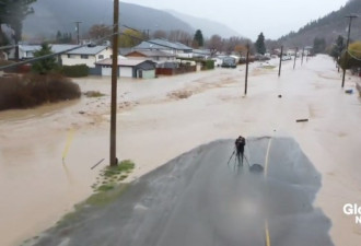 卑诗发洪水：道路被冲毁，汽车房屋被淹