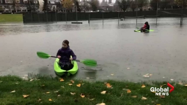 点击�放视频：“社交媒体视频捕捉到前所未有的 BC 洪水的范围”