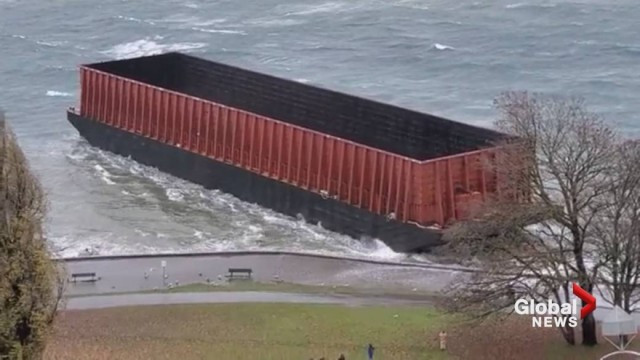 点击�放视频：“随着大气河流浸透不列颠哥伦比亚省，驳船在温哥华的英吉利湾漂流”